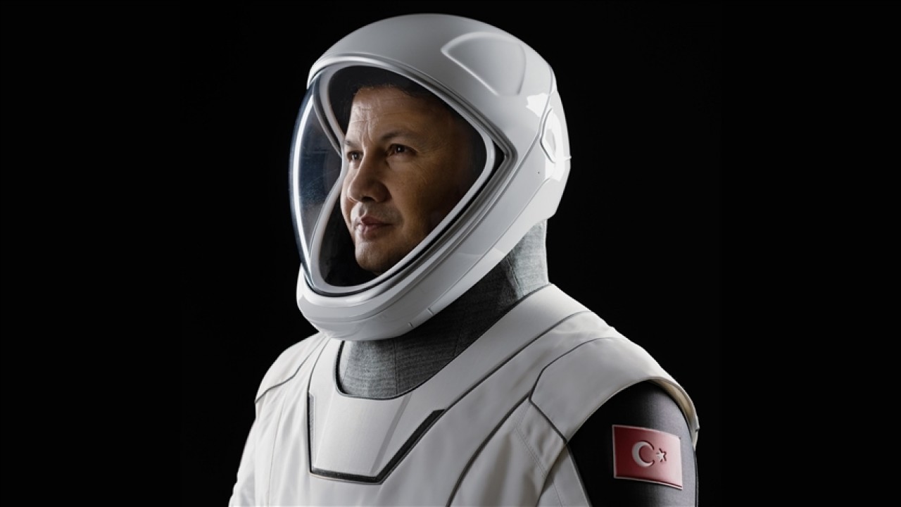 İlk Türk astronot Alper Gezeravcı, uzayda “tarih yazmaya“ başladı