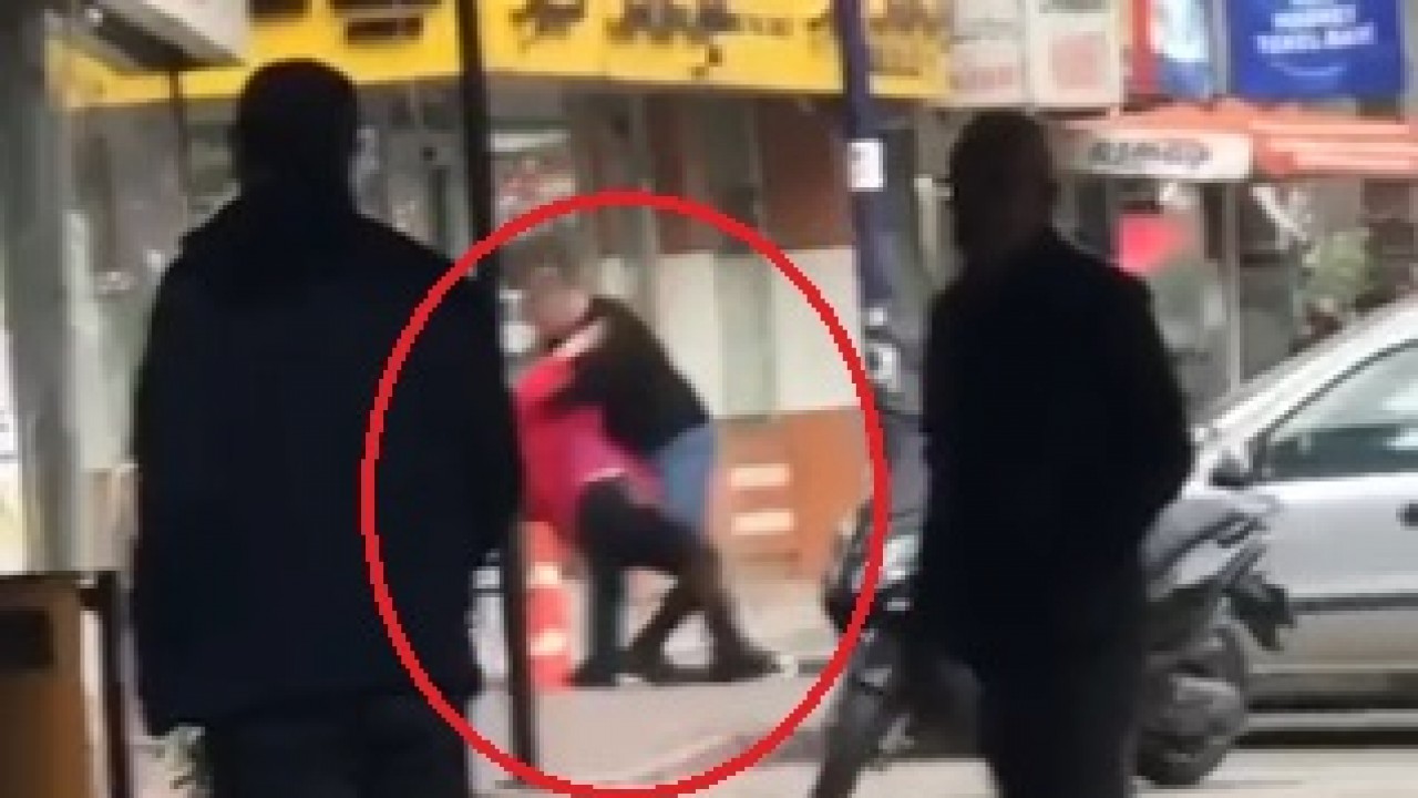 Sokak ortasında kadına şiddet kamerada!