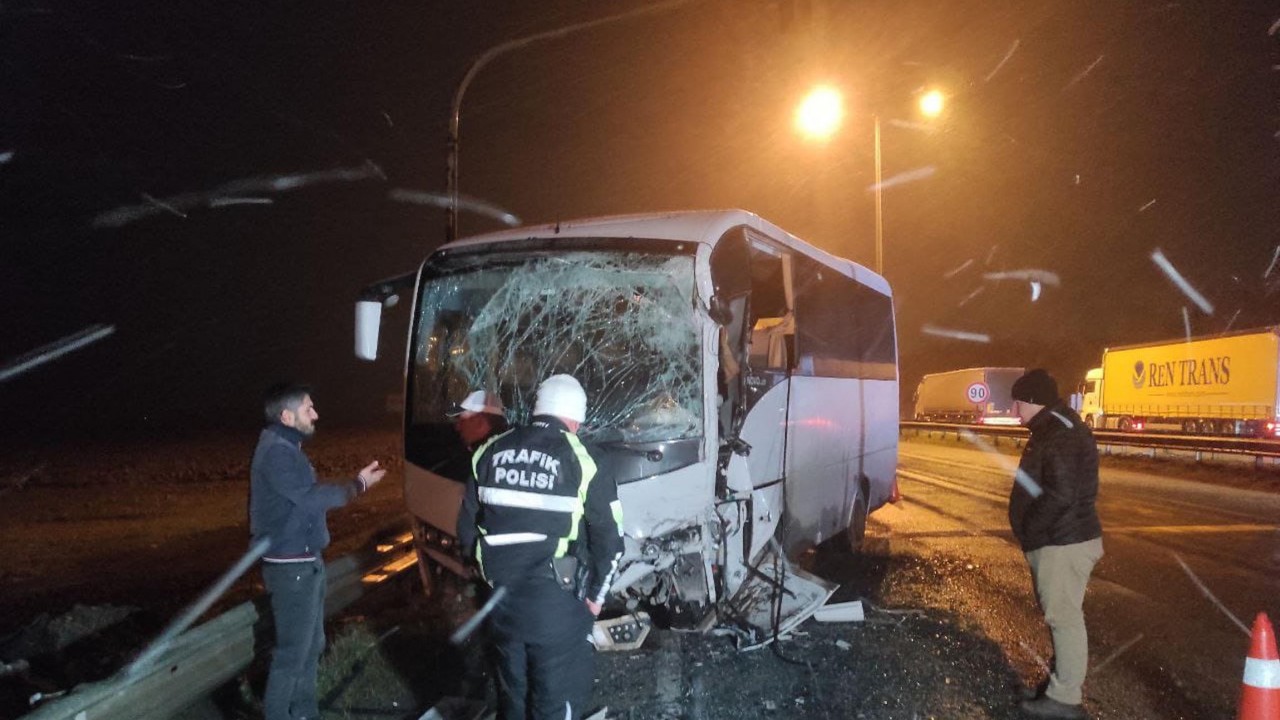 Polisleri taşıyan servis ile turistleri taşıyan otobüs çarpıştı: 11 yaralı