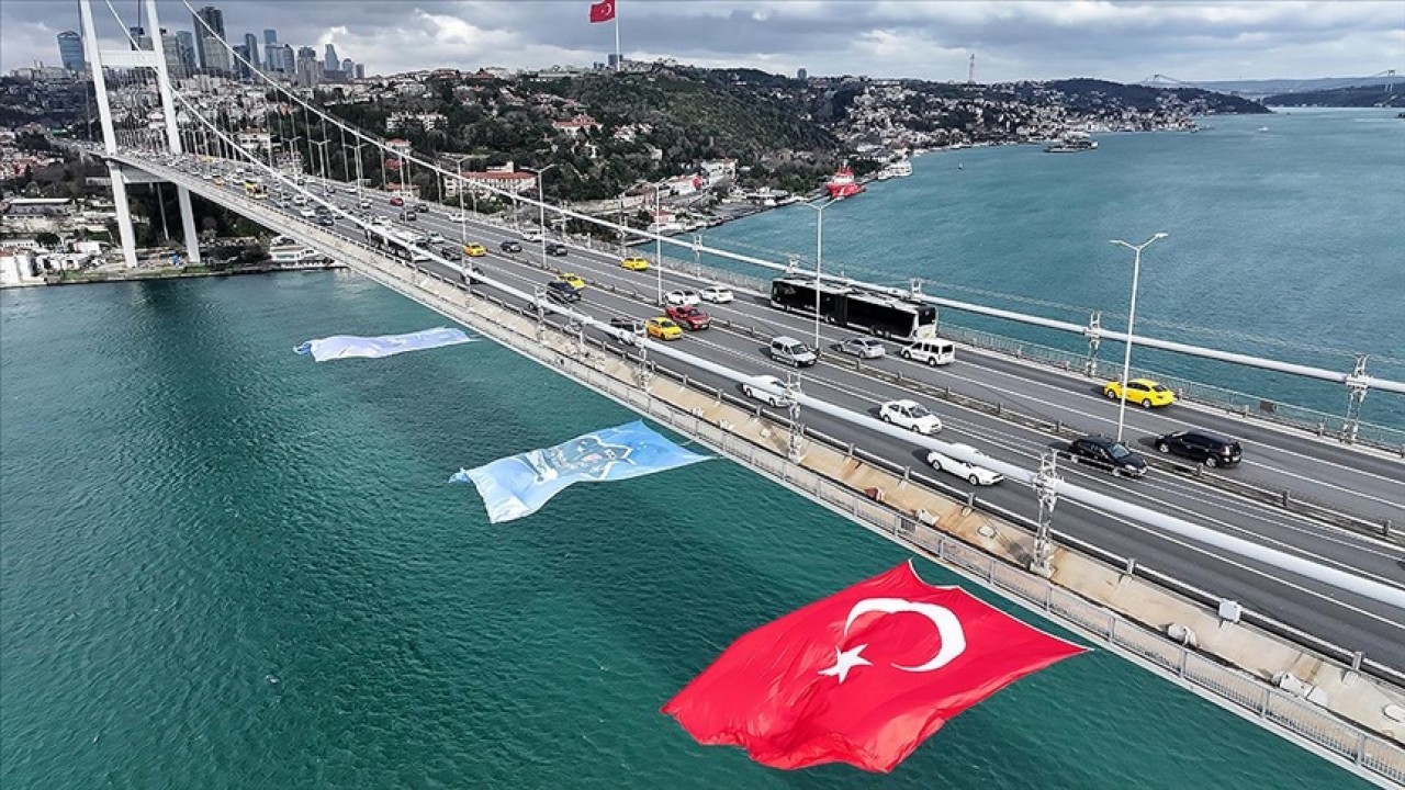 Alper Gezeravcı için 15 Temmuz Şehitler Köprüsü’ne Türk bayrağı asıldı