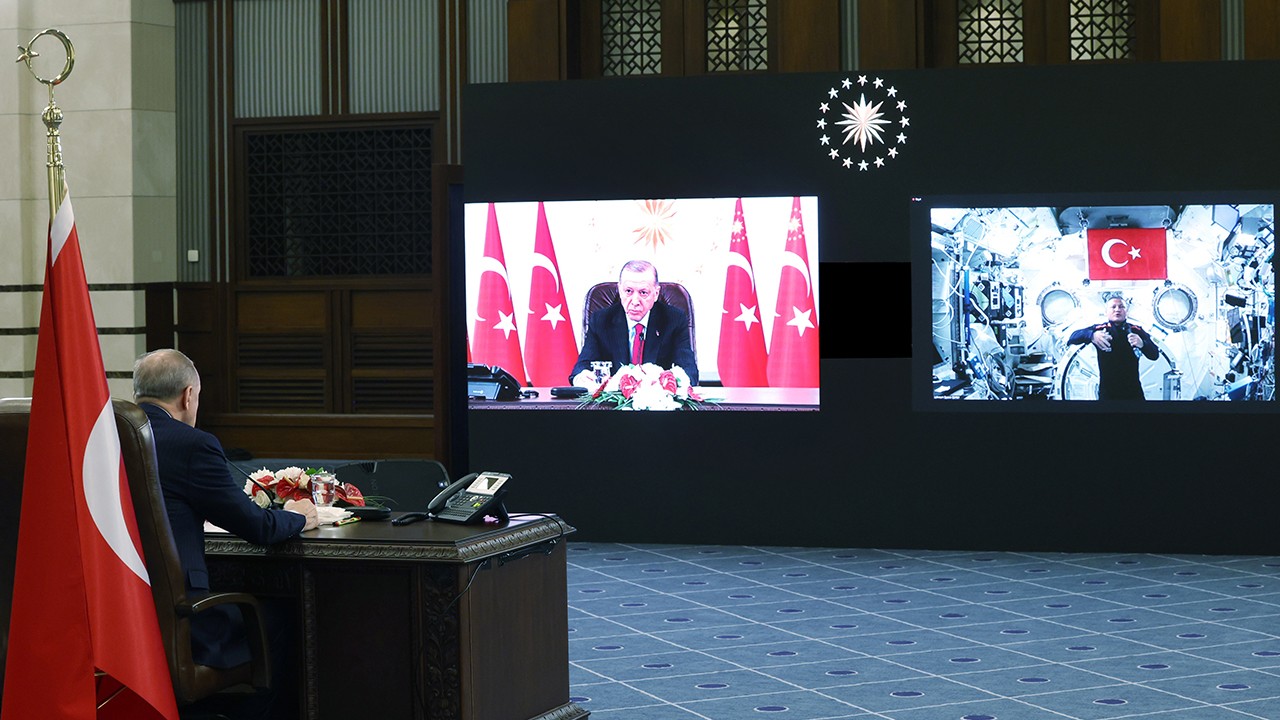 Cumhurbaşkanı Erdoğan, ilk Türk astronot Gezeravcı ile görüştü