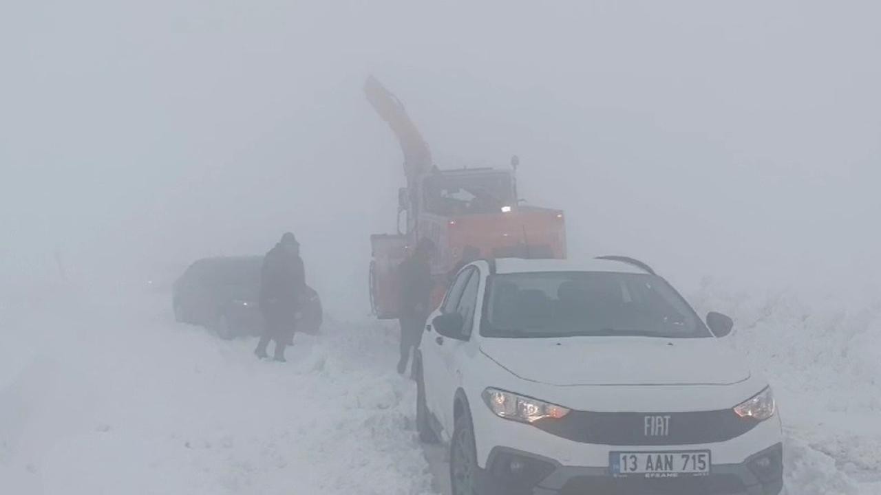 Kar ve tipi nedeniyle  22 araçtaki 69 kişi yolda mahsur kaldı