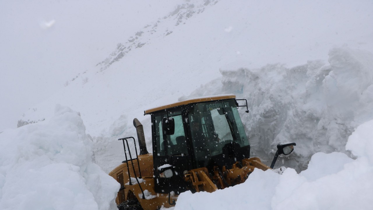Yüksekova’da 7 metre karla mücadele