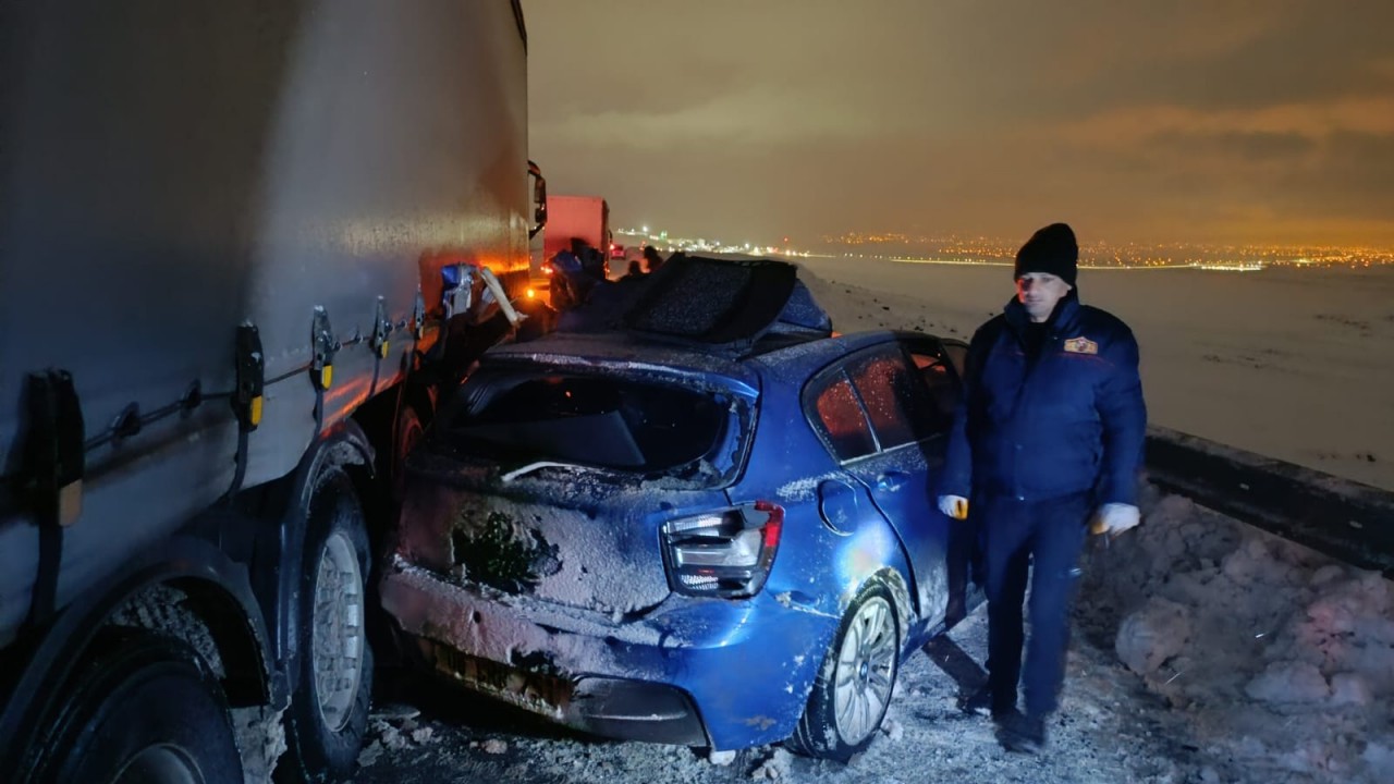 Karlı yolda kayan otomobil TIR'a çarptı: 1 ölü, 1 yaralı
