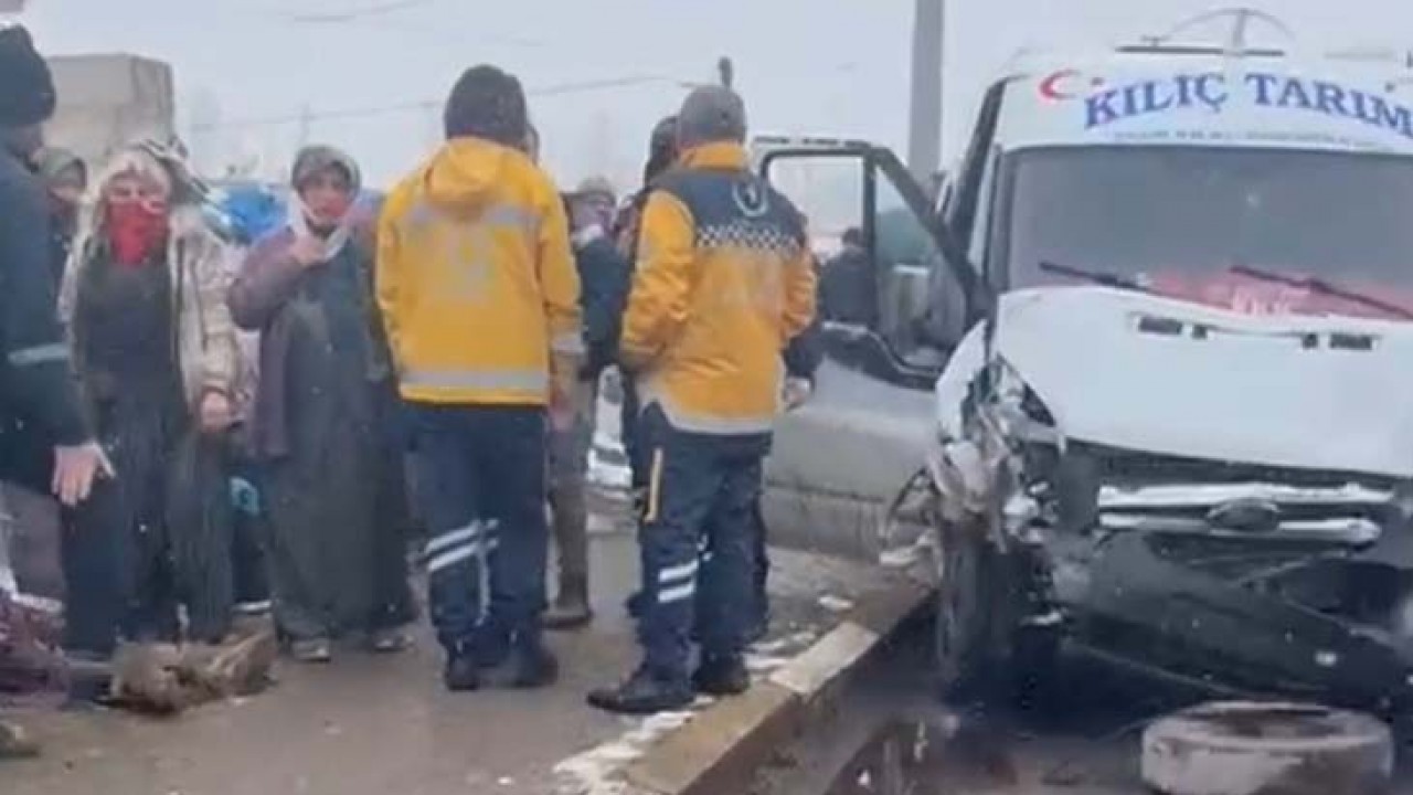 Tarım işçilerini taşıyan minibüs ile hafif ticari araç çarpıştı: 8 yaralı 