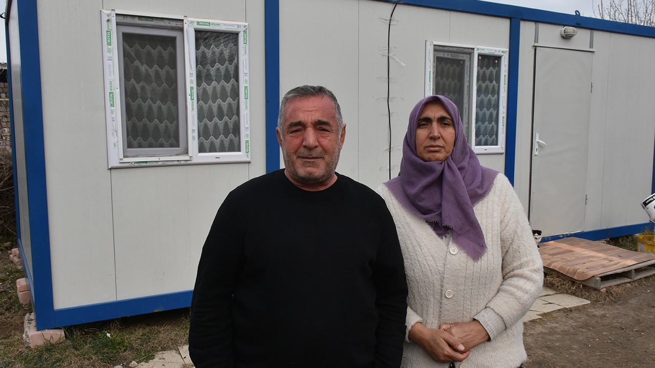 Depremde yola savrulan cep telefonu sayesinde kurtulan aile: ''Yaşadıklarımız kıyametti''