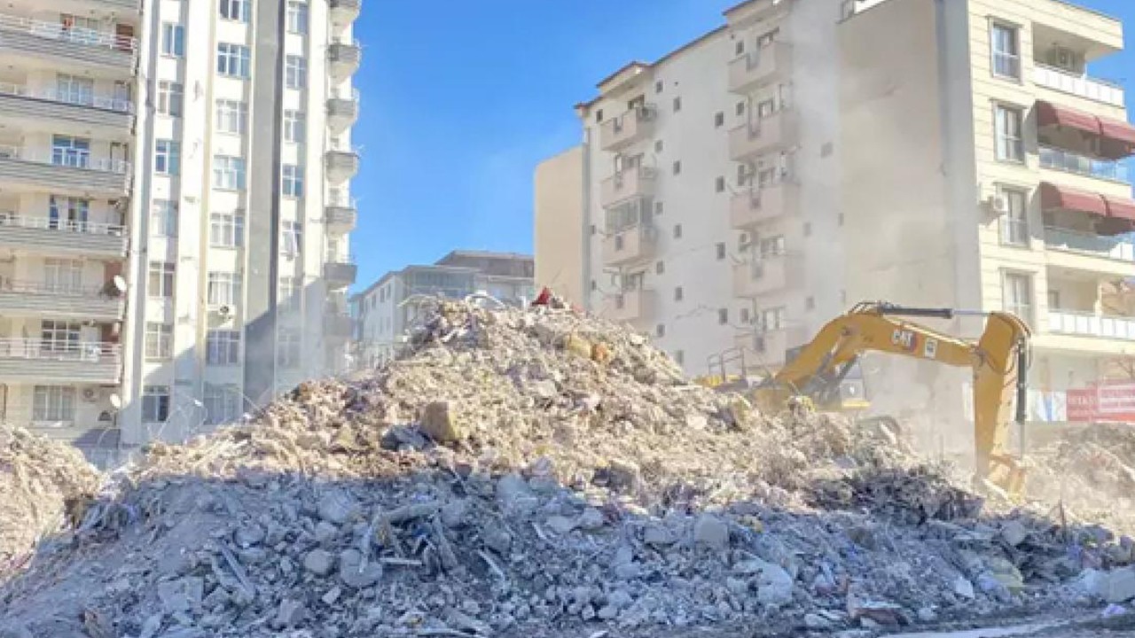Osmaniye'de depremde 42 kişinin öldüğü apartmanda "nehir kumu" kullanılmış