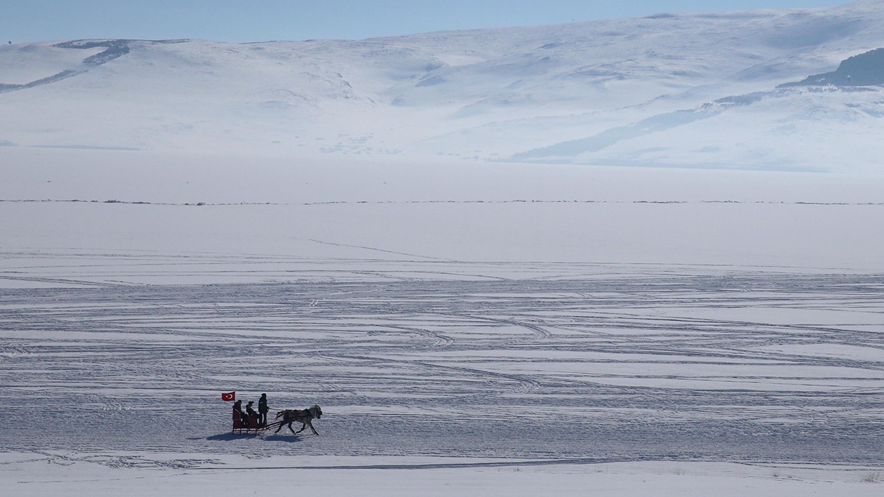 Yüzeyi kar ve buzla kaplı Çıldır Gölü'nde atlı kızak heyecanı