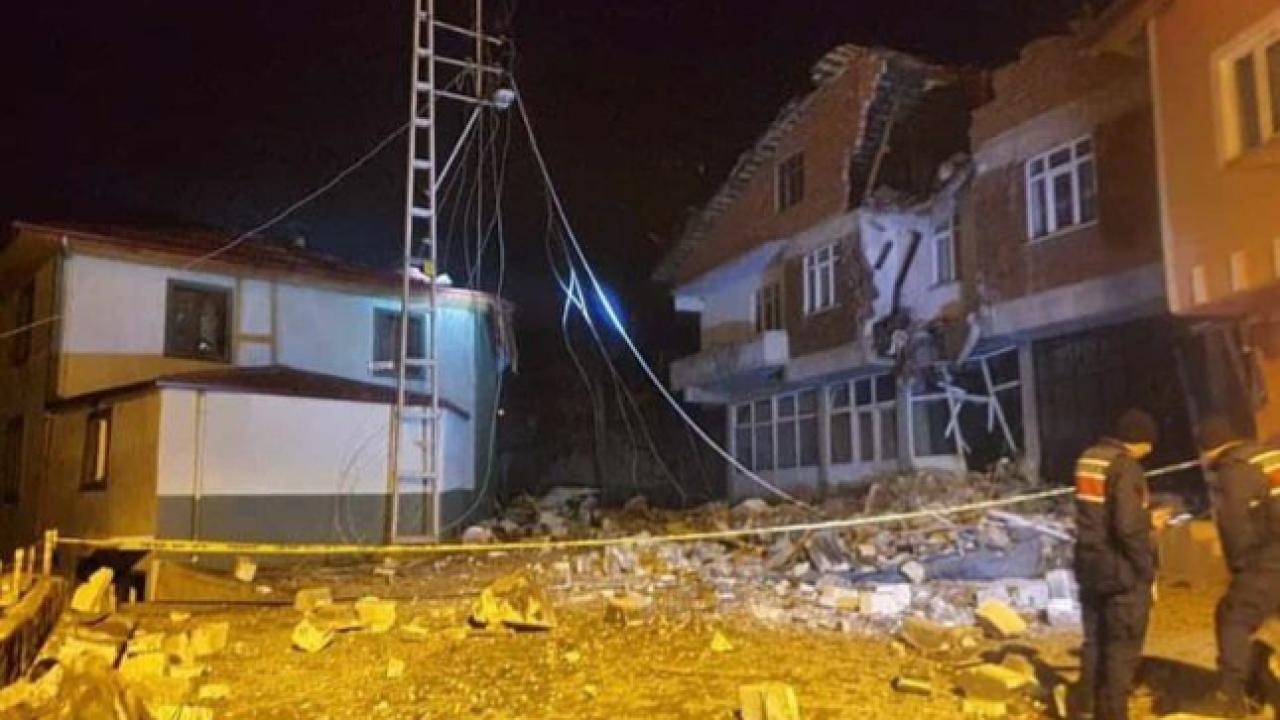 Heyelan tehlikesi bulunan köydeki cami evlerin üzerine devrildi