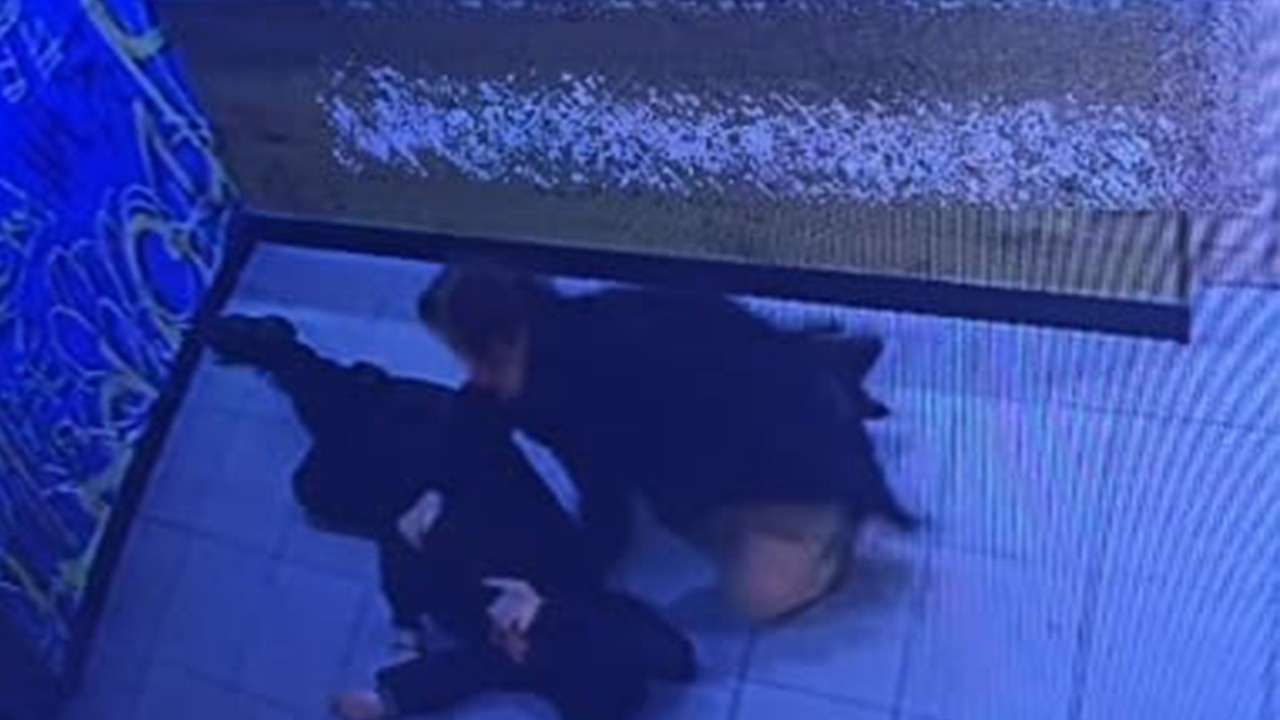 Müzisyene tekme tokat saldırı; nişanlısının kollarında can verdi