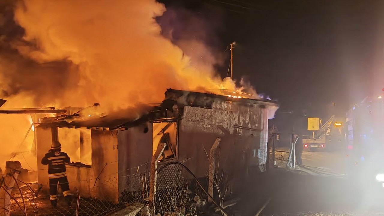 Ahırda açık unutulan lamba patlayınca yangın çıktı; 63 küçükbaş öldü