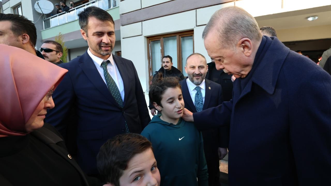 Cumhurbaşkanı Erdoğan, Kahramanmaraş’ta depremzede aileyle bir araya geldi