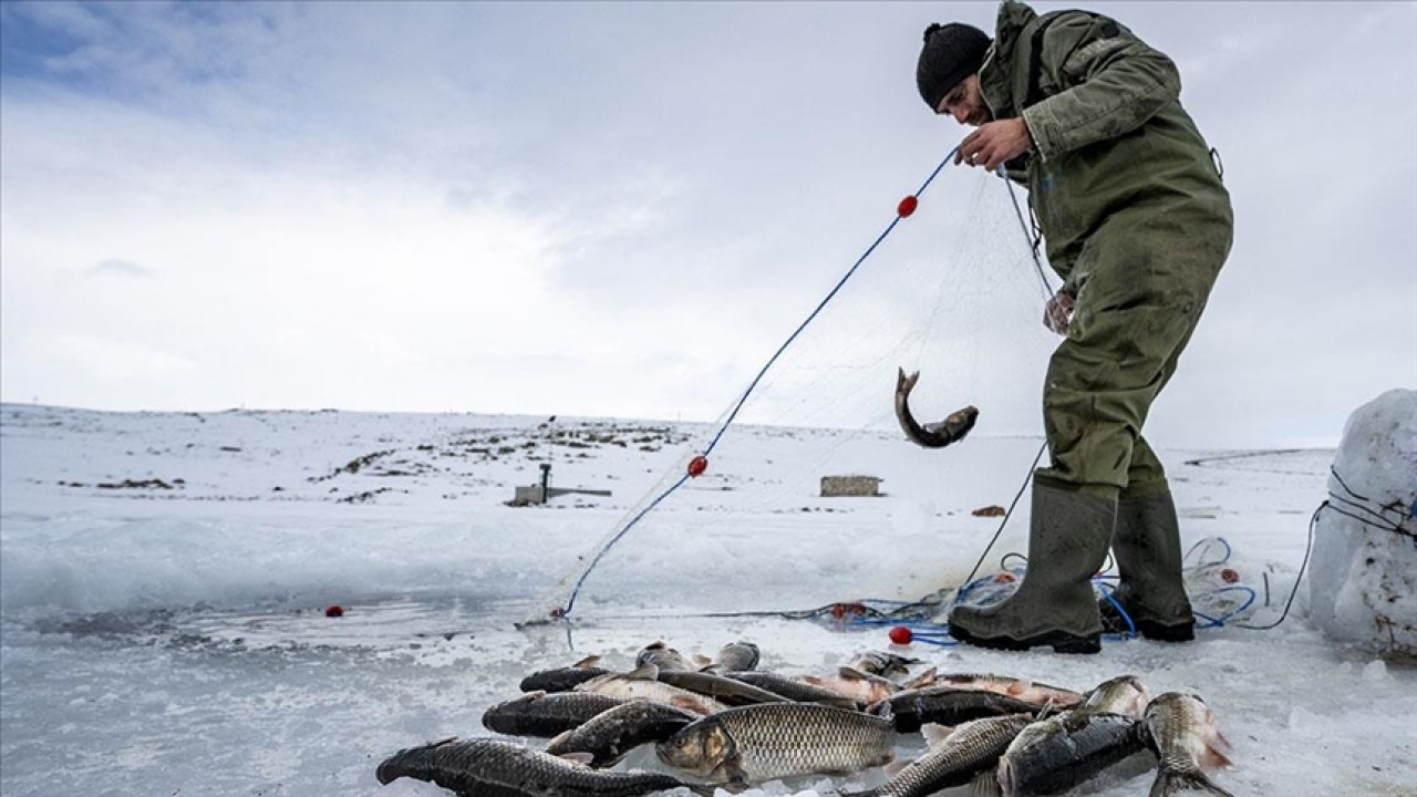 Buzla kaplı gölde 30 yıldır “Eskimo usulü“ balık avlıyor