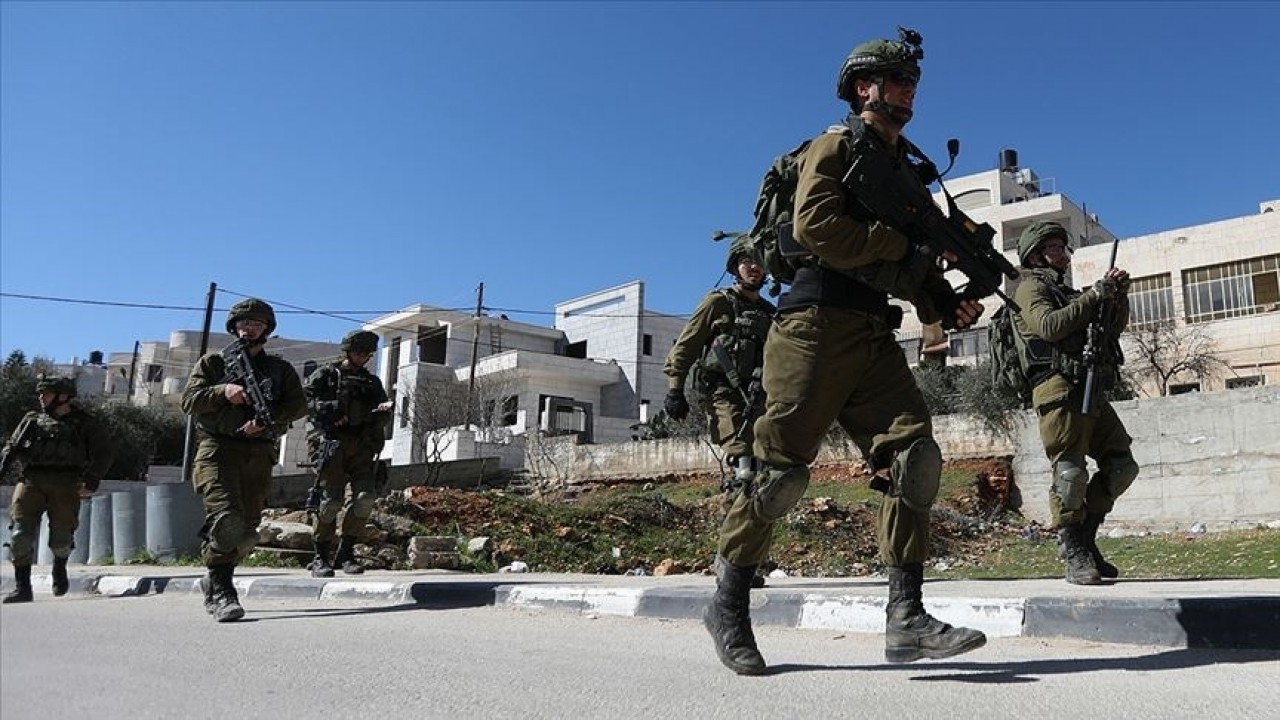 İsrail güçleri işgal altındaki Batı Şeria'da 35 Filistinliyi gözaltına aldı