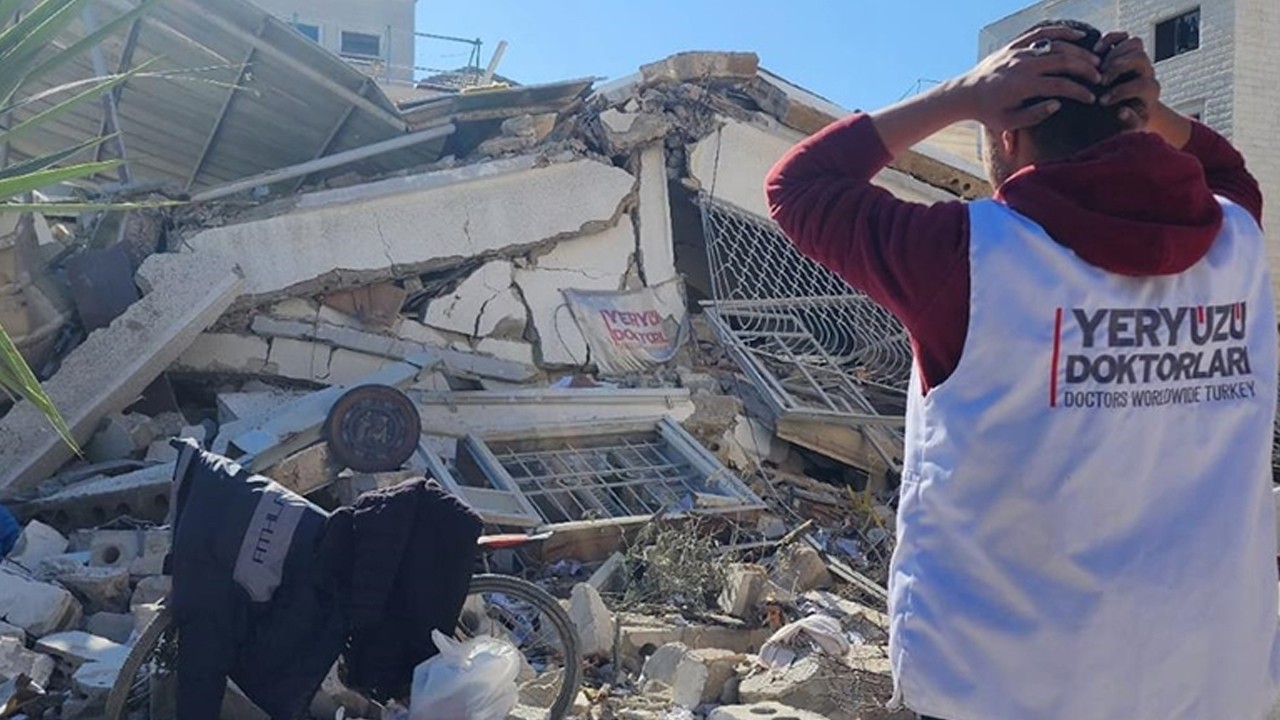 Yeryüzü Doktorlarının Gazze’deki kliniği İsrail tarafından yıkıldı