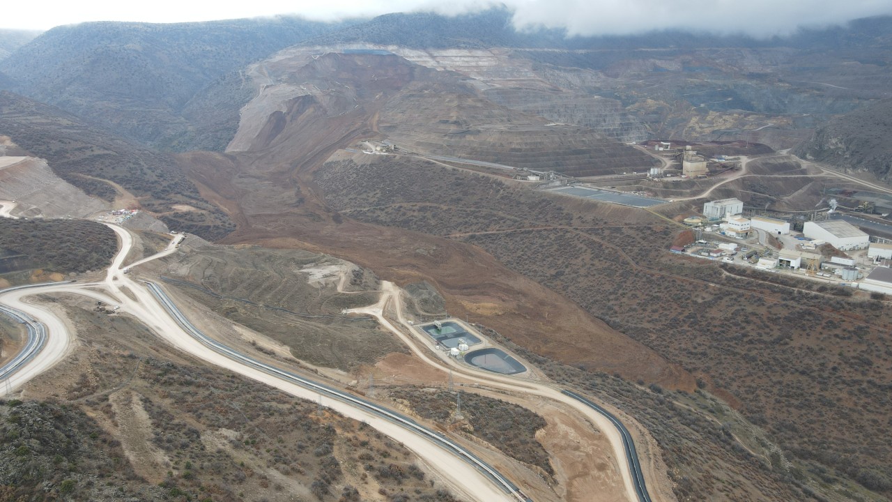 Toprak kaymasının yaşandığı maden ocağı bölgesi havadan görüntülendi