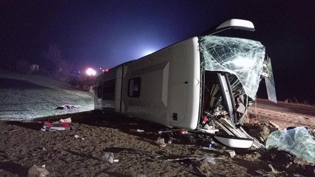 Yolcu otobüsü devrildi: 1 ölü, 18 yaralı