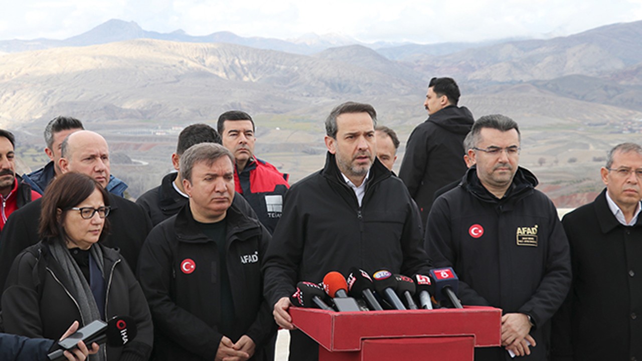 Erzincan'daki toprak altında kalan işçilerin 3'ünün bir yerde 6'sının diğer bir lokasyonda olduğu tespit edildi