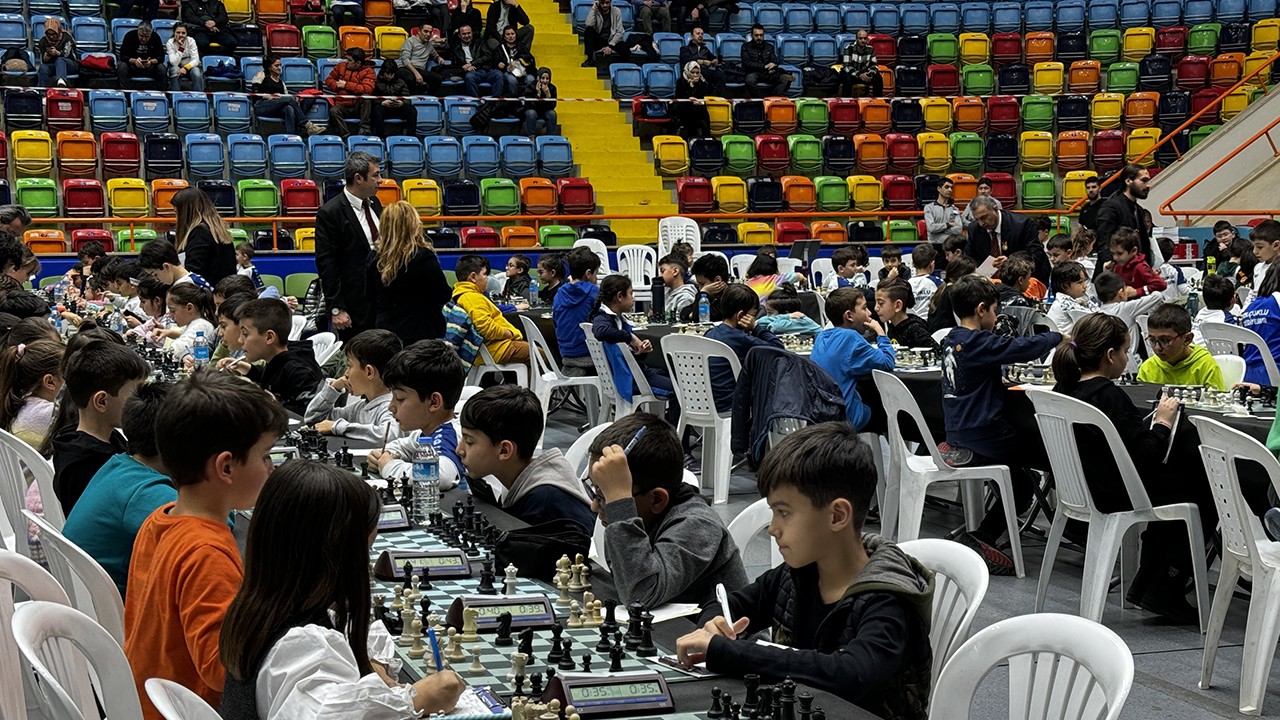 Selçuklu Belediyesi Satranç Turnuvası 28 şehirden 400 sporcuyla başladı