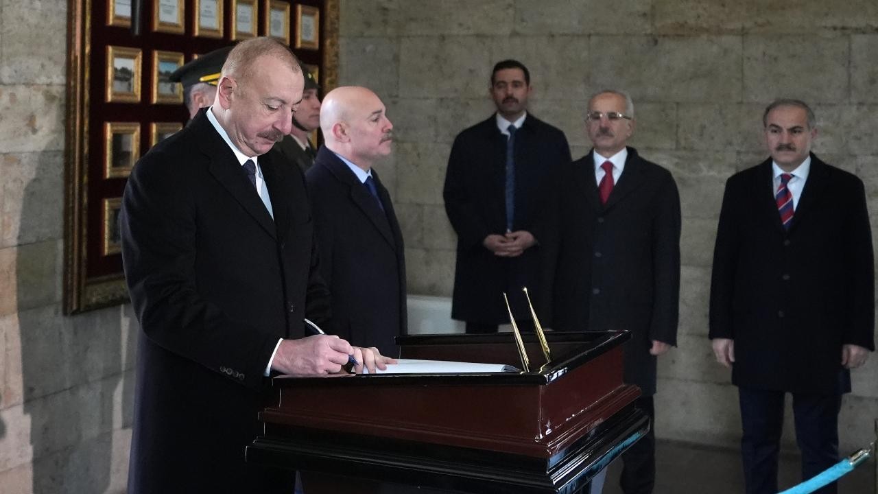 Aliyev Anıtkabir’i ziyaret etti