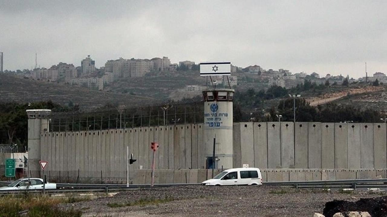 İsrail, hapishanelerdeki Filistinli tutukluları aç bırakarak sağlıklarını tehdit ediyor