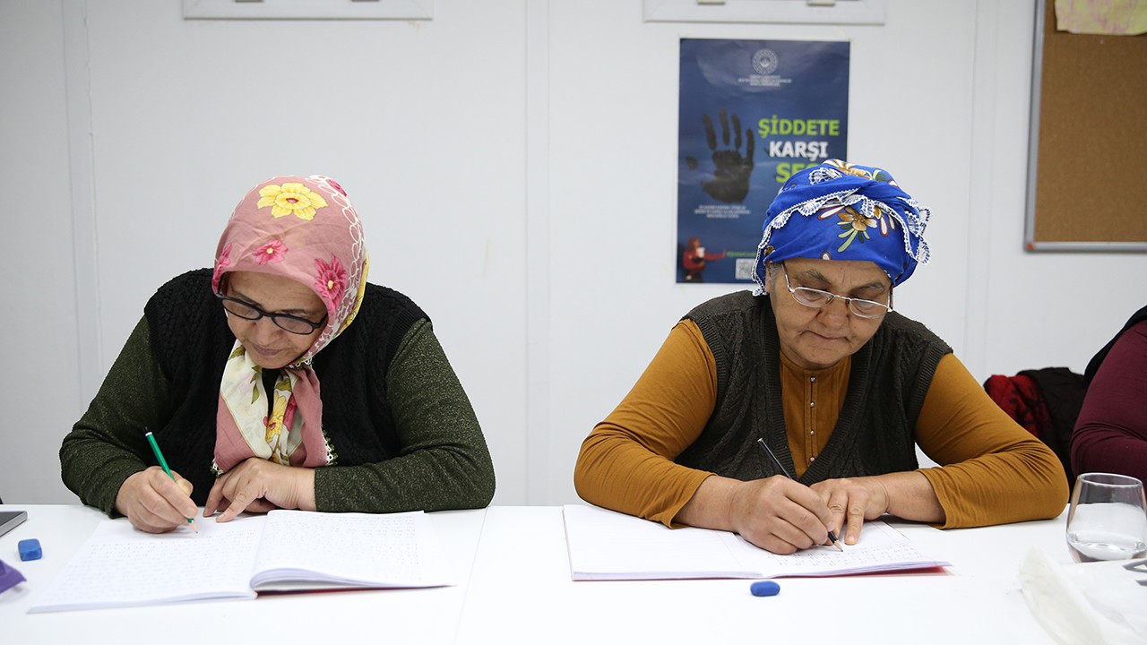 Depremzede 65 yaş üstü kadınlar okuma yazma hayallerini gerçekleştiriyor
