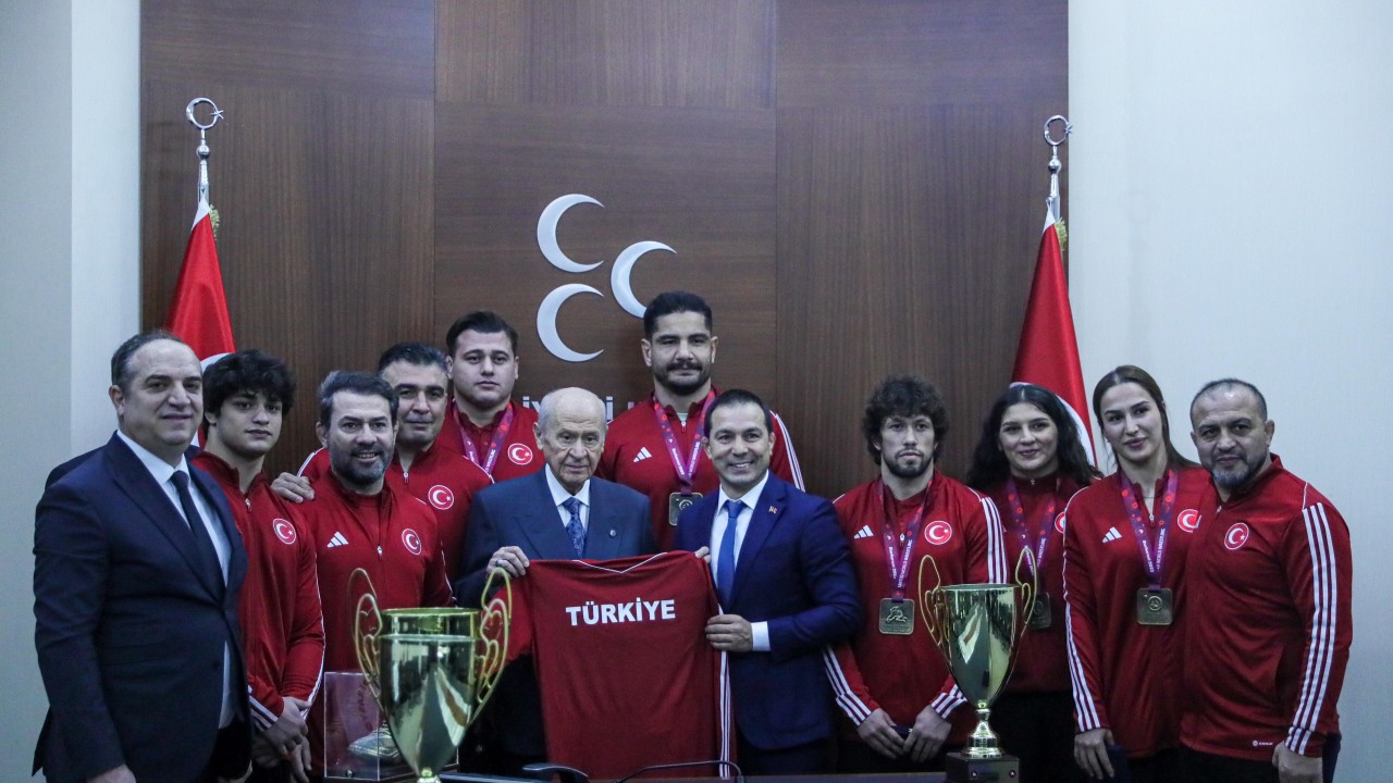 Devlet Bahçeli, TGF Başkanı Şeref Eroğlu’nu ve güreş milli takımını kabul etti