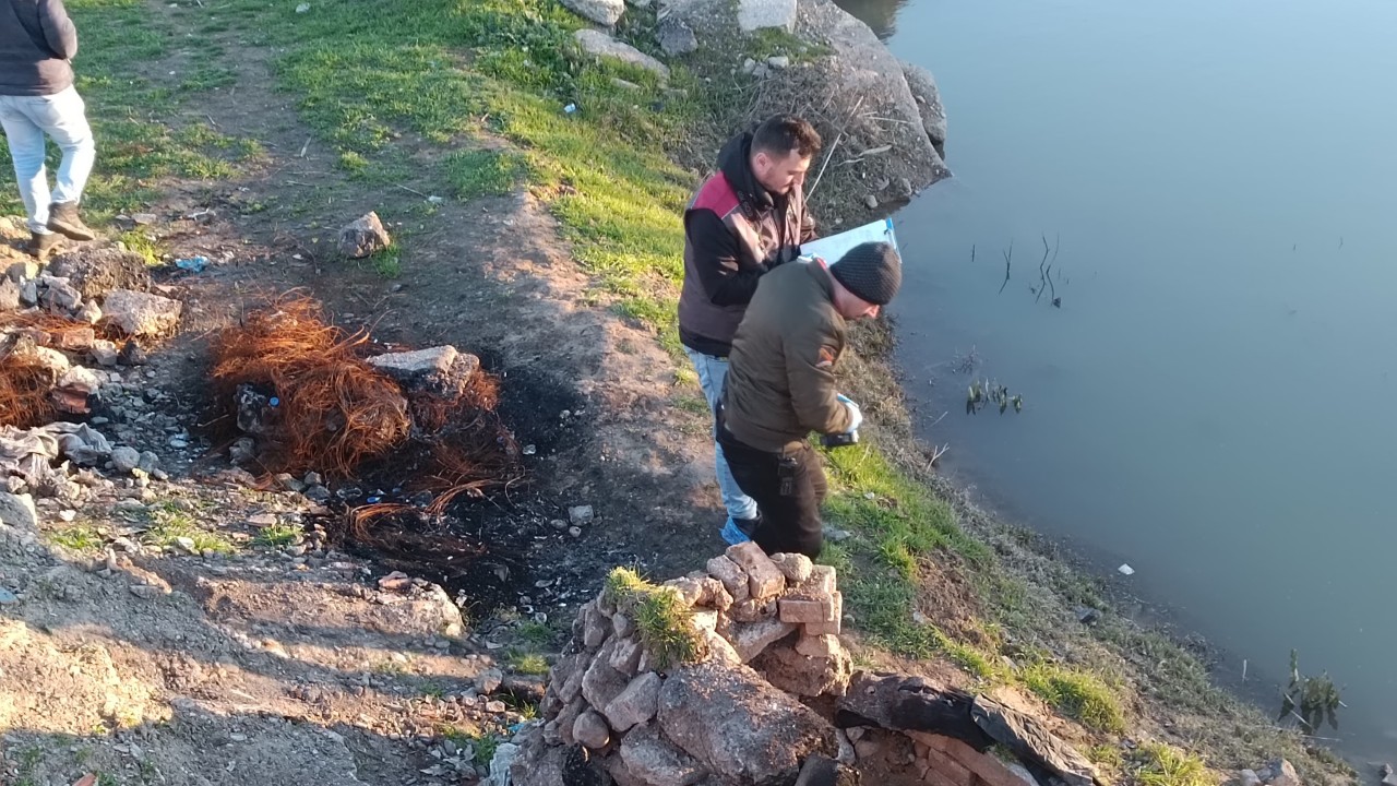 Nehir kenarında kimliği belirsiz erkek cesedi bulundu