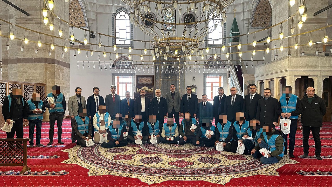 Konya'da yükümlülerden cami temizliği