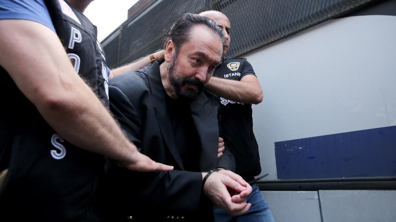 Suç örgütü elebaşı Adnan Oktar, cezaevine nakledildi