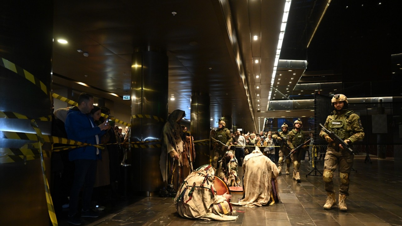 Konya Şehir Tiyatrosu İsrail zulmüne dikkat çekti: Maskeliler adlı oyun sahnelendi