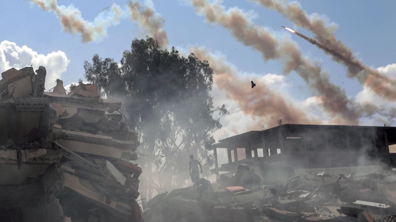 İsrail Gazze’de yüzlerce Filistinlinin toplu defnedildiği mezarlığı bombaladı