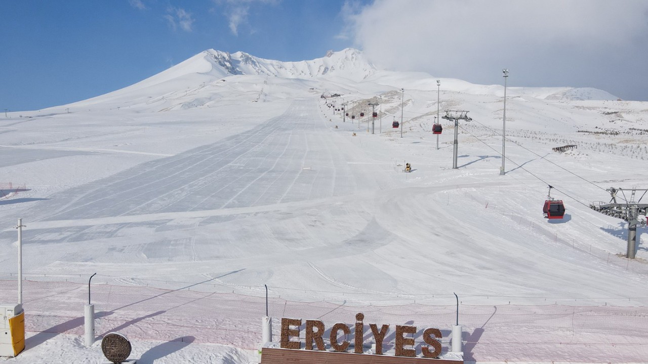 3 bin 917 metre rakımlı Erciyes Dağı'na kar yağdı