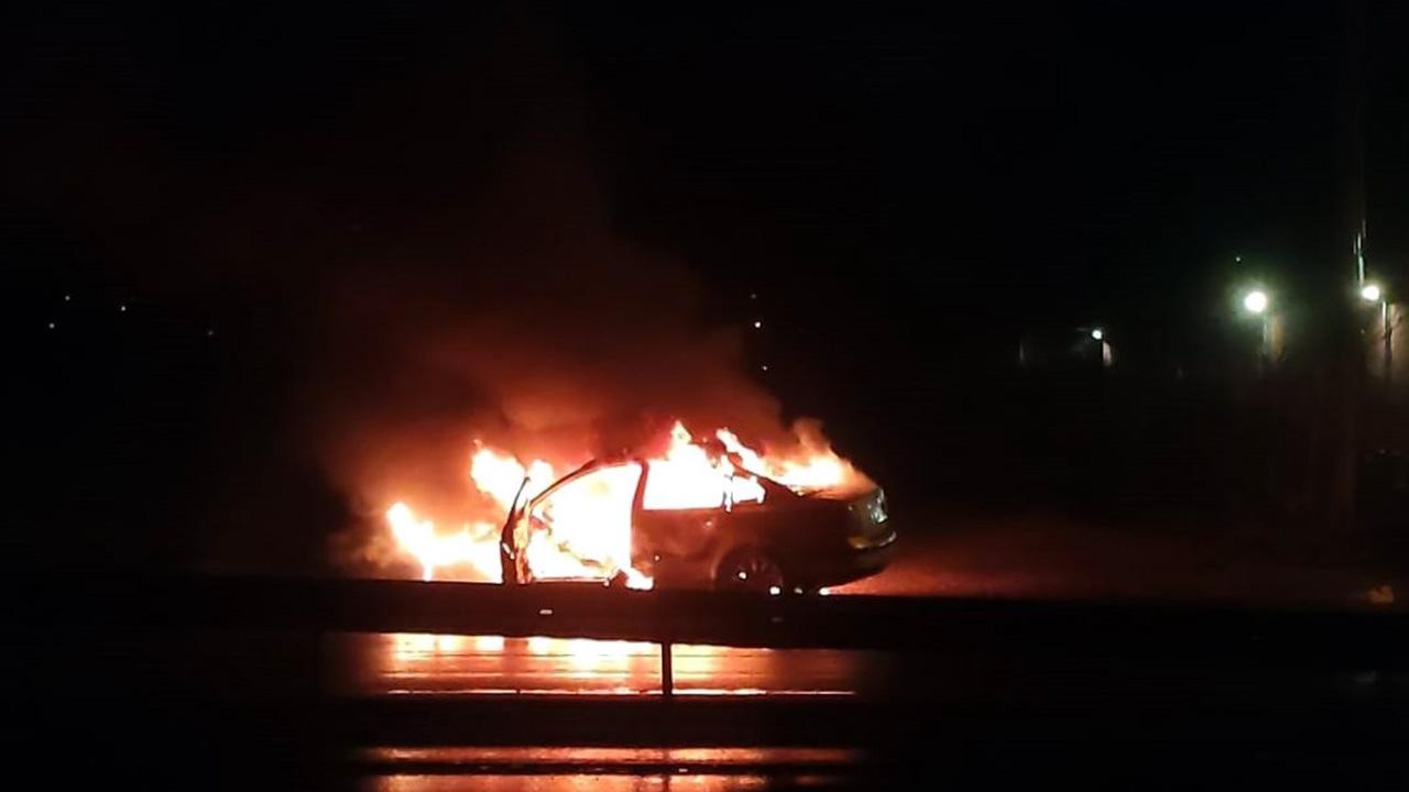 Seyir halindeki otomobil alev alev yandı