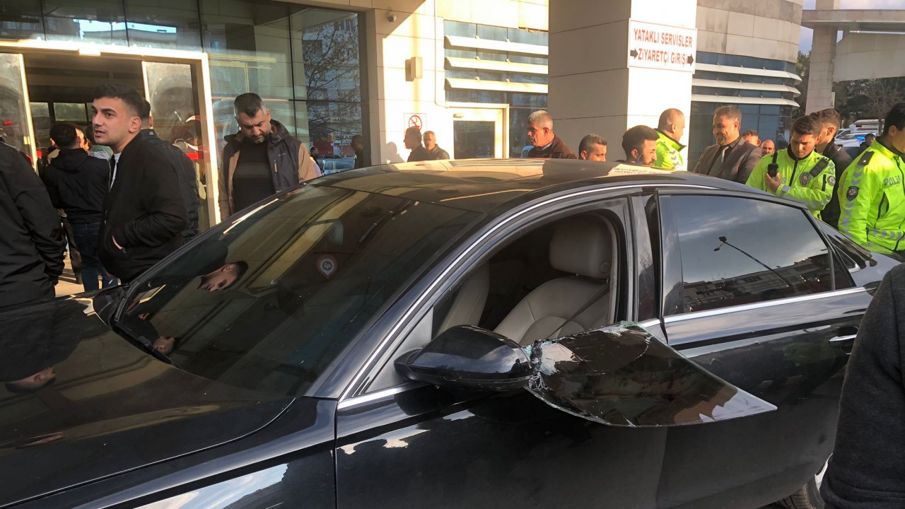 Hastane önündeki otomobilde baygın haldeki kadın, aracın camı kırılarak tedaviye alındı