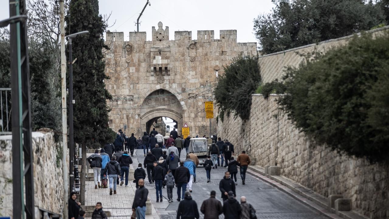 İsrail, Mescid-i Aksa’ya açılan kapılardan birinin üzerine dikenli tel çekti