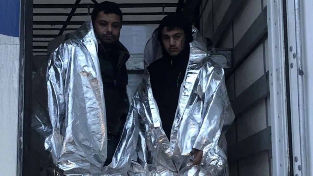 2 kaçak göçmen TIR’da alüminyum folyo kaplı kıyafetle yakalandı