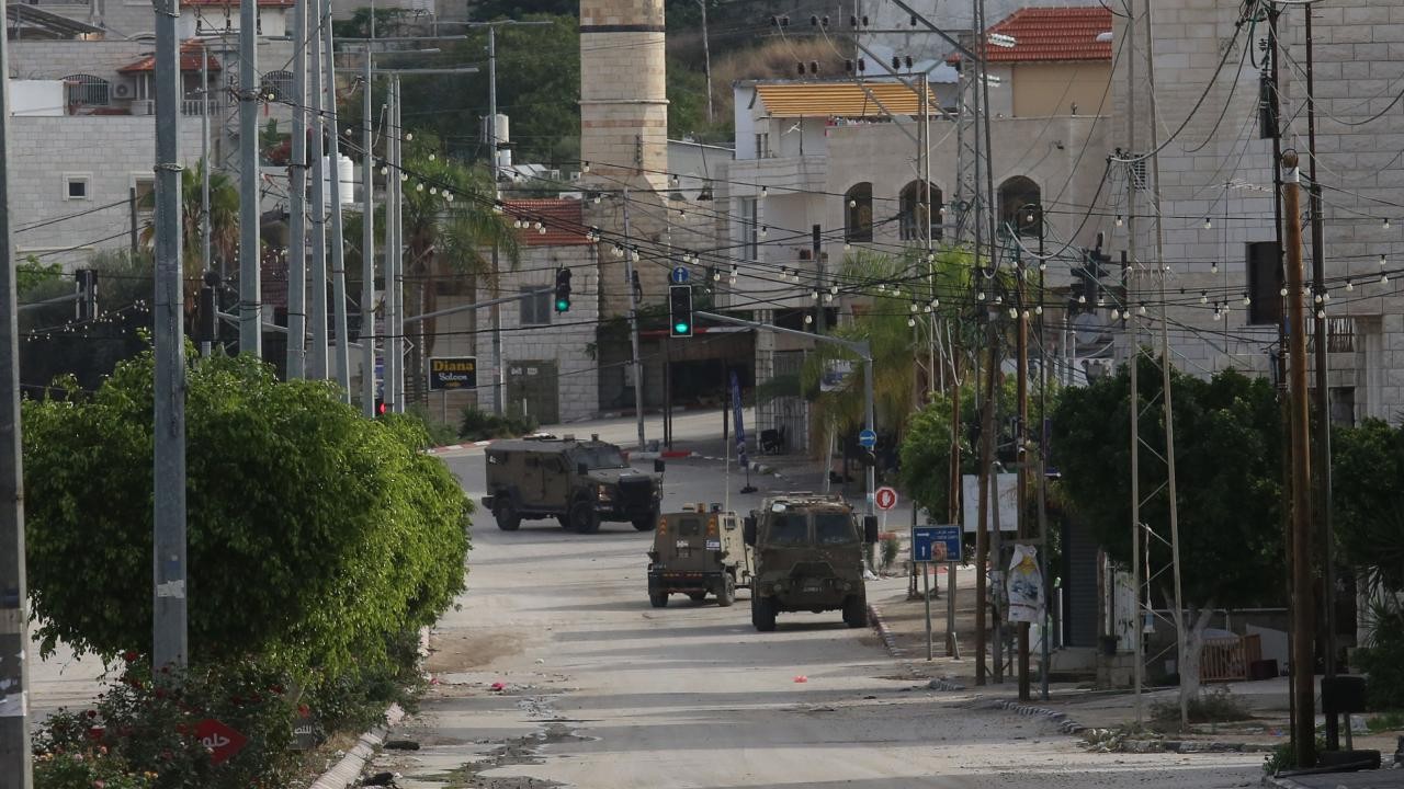 İsrail Batı Şeria'da 10 Filistinliyi gözaltına aldı