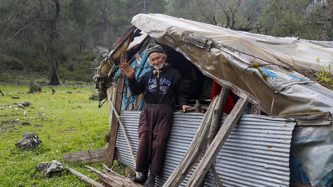 Keçileri çalınınca insanlara küstü, 17 yıldır dağda yaşıyor