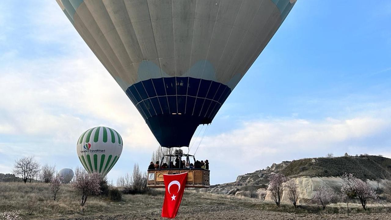 18 Mart anısına Kapadokya’da balonlar Türk bayrağıyla uçtu