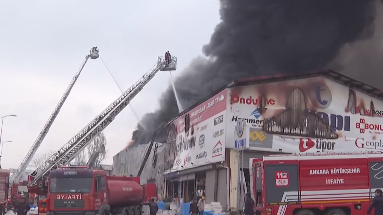 Başkentte çıkan depo yangınına itfaiye ekipleri müdahale ediyor 