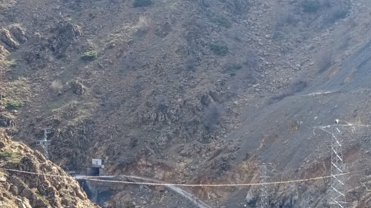Krom madeninde işçilerin üzerine taş düştü: 2 yaralı