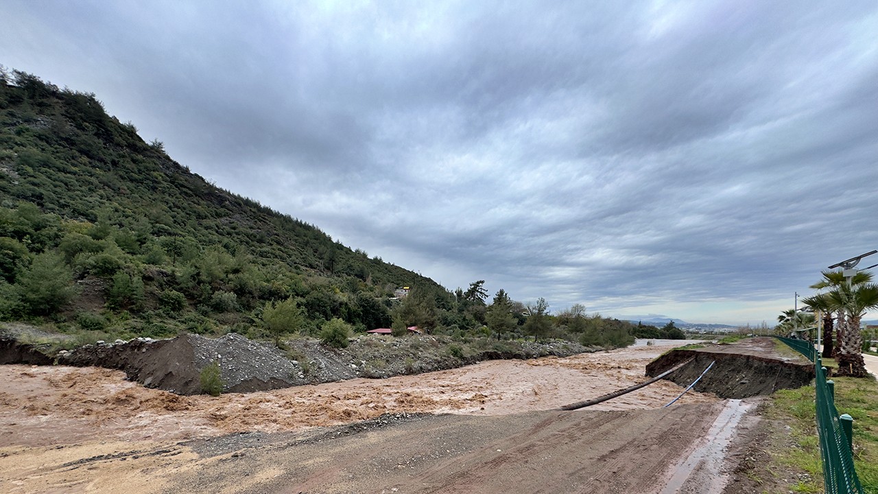 Yağış nedeniyle Karaçay Deresi'nin kenarındaki toprak yol çöktü