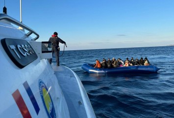 Türk kara sularına itilen 41 düzensiz göçmen kurtarıldı