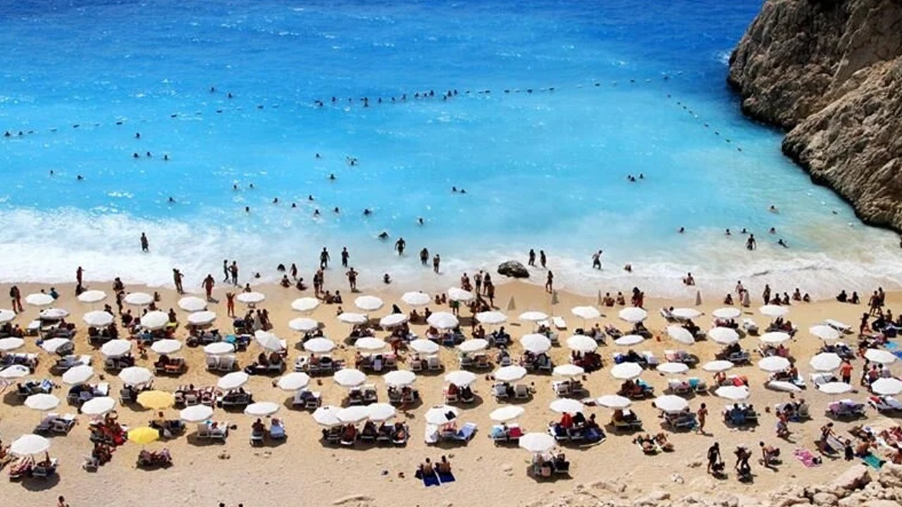 Bakan Ersoy: Geçen yıl Antalya 16 milyon turistle rekor sayısı kırdı beklentimiz bu sene 17 milyondan fazla 