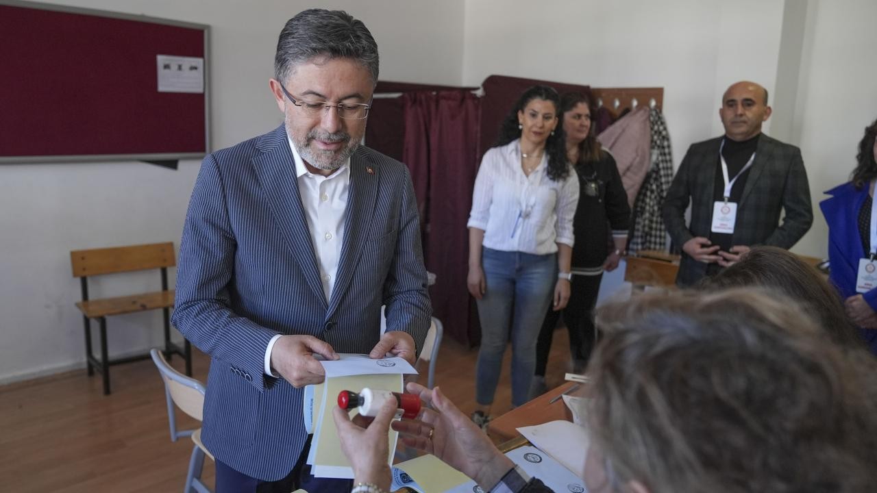 Kabine üyeleri yerel yöneticileri seçmek için oylarını kullanıyor