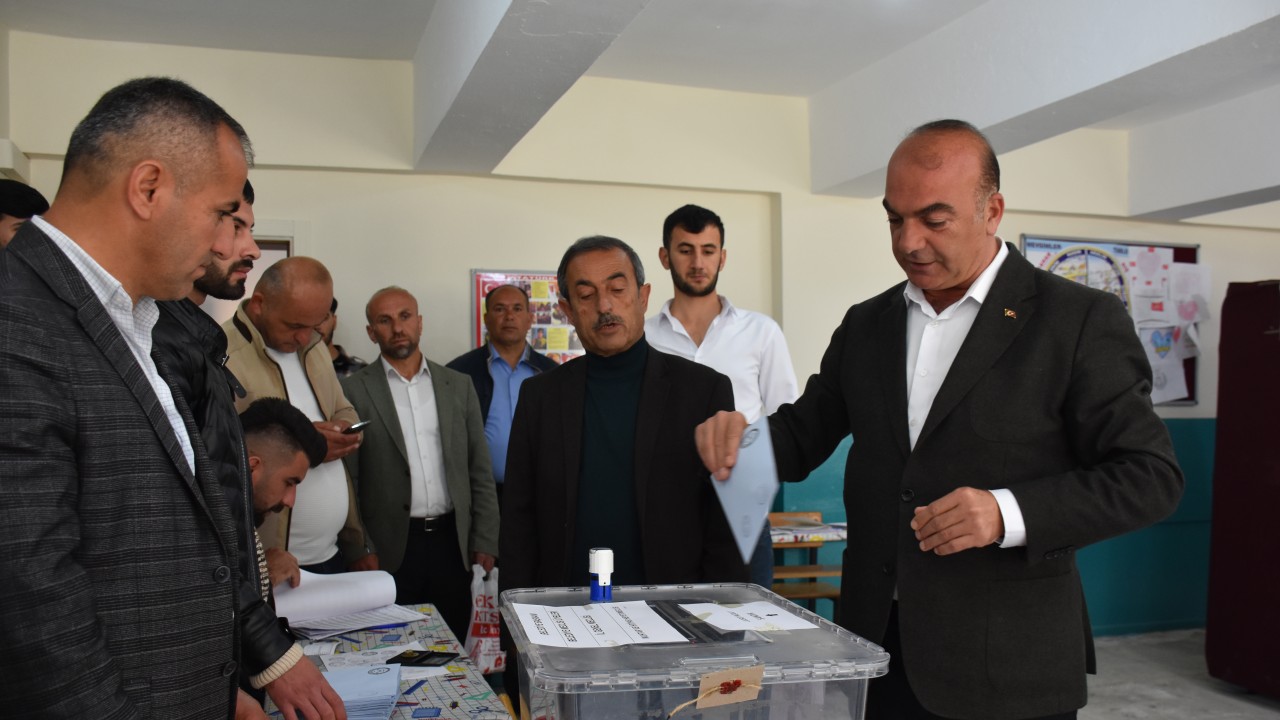 Şırnak’ın Hilal beldesinde seçmen, 4,5 santimetre pusulada oy kullanıyor