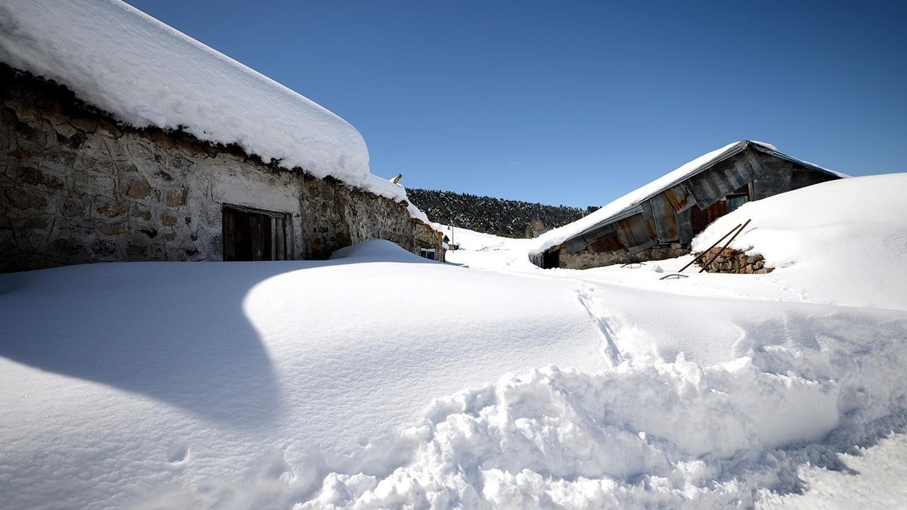 Yılın 8 ayı karla kaplı köylerinde umutla baharı bekleyerek geçiriyorlar