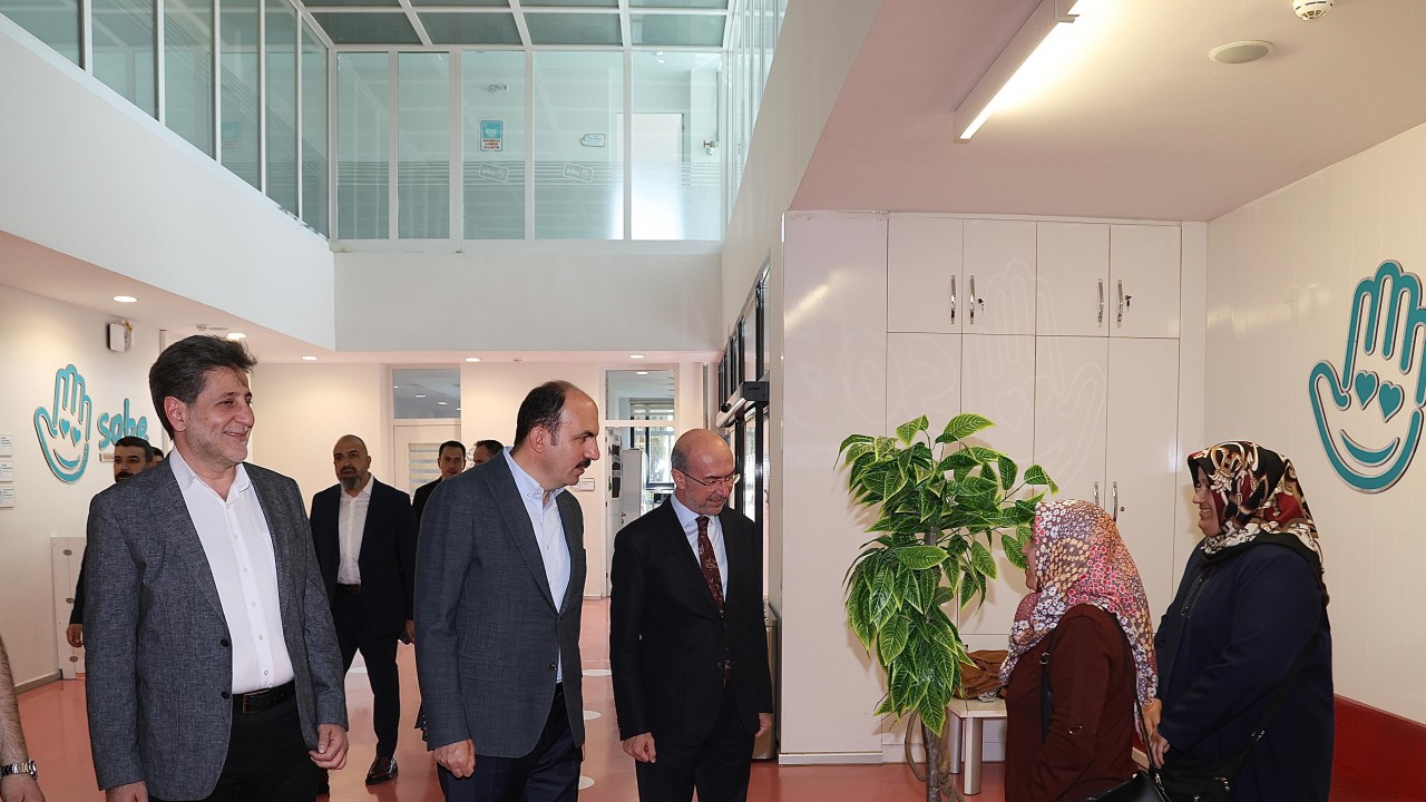 Başkan Altay, 2 Nisan Dünya Otizm Farkındalık Günü'nde SOBE'yi ziyaret etti
