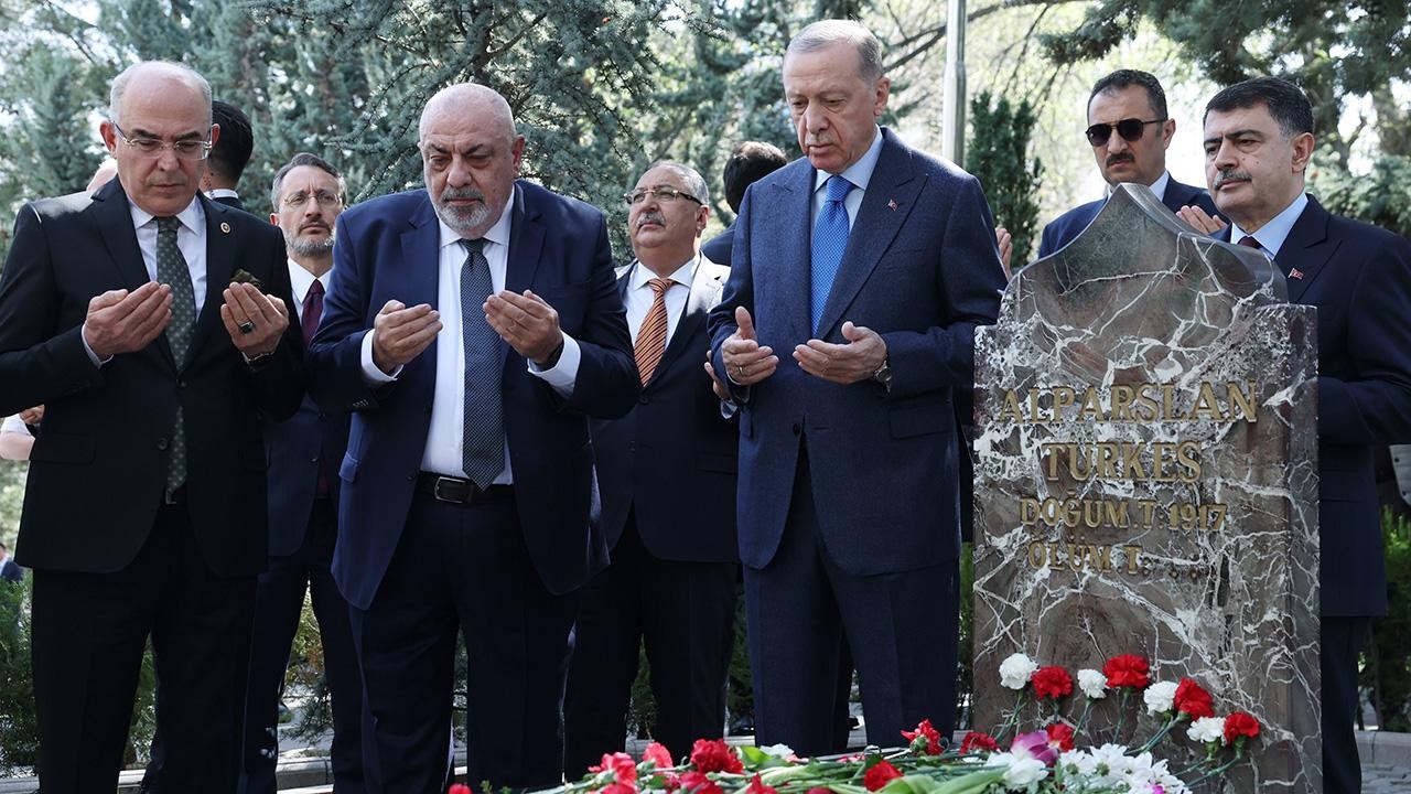 Cumhurbaşkanı Erdoğan'dan Alparslan Türkeş'in mezarına ziyaret